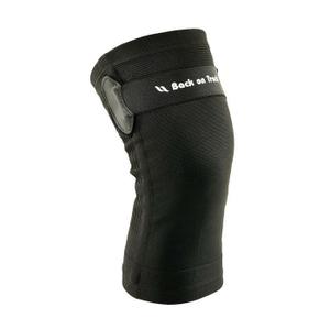 1110000-knee-pad-with-scratch-back-on-track-black